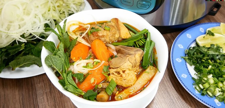 Hủ tiếu mì sườn kho
