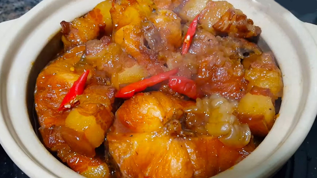 Cá lóc kho thịt ba rọi nước dừa