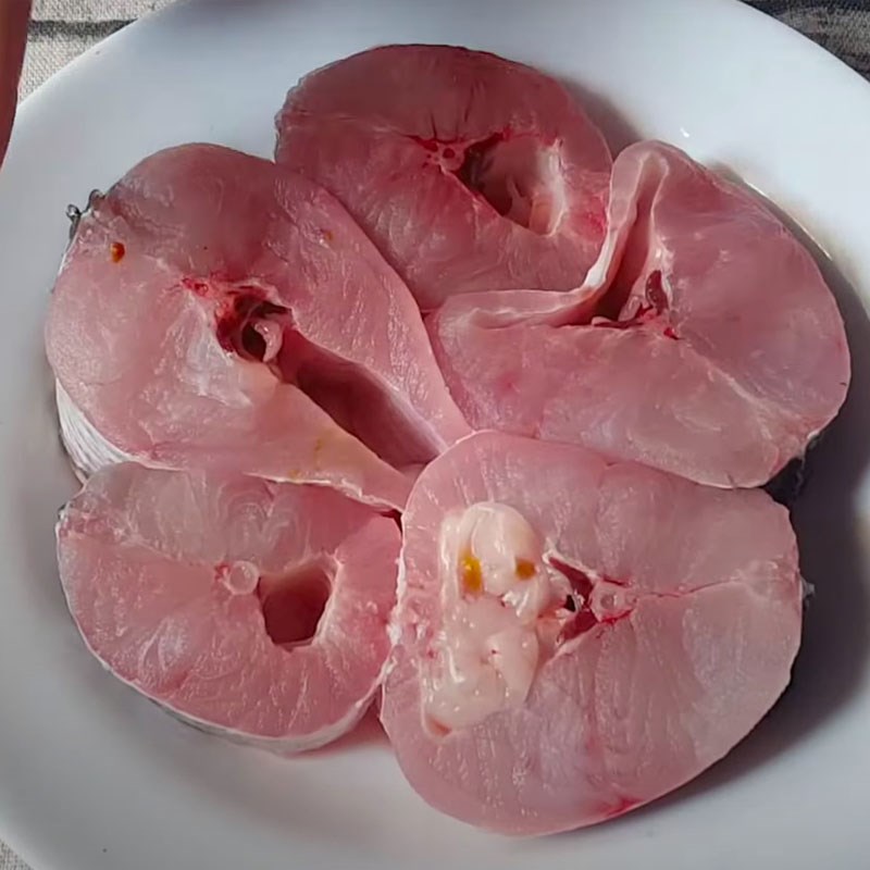 Bước 1 Sơ chế nguyên liệu Cá lóc kho thịt ba rọi nước dừa