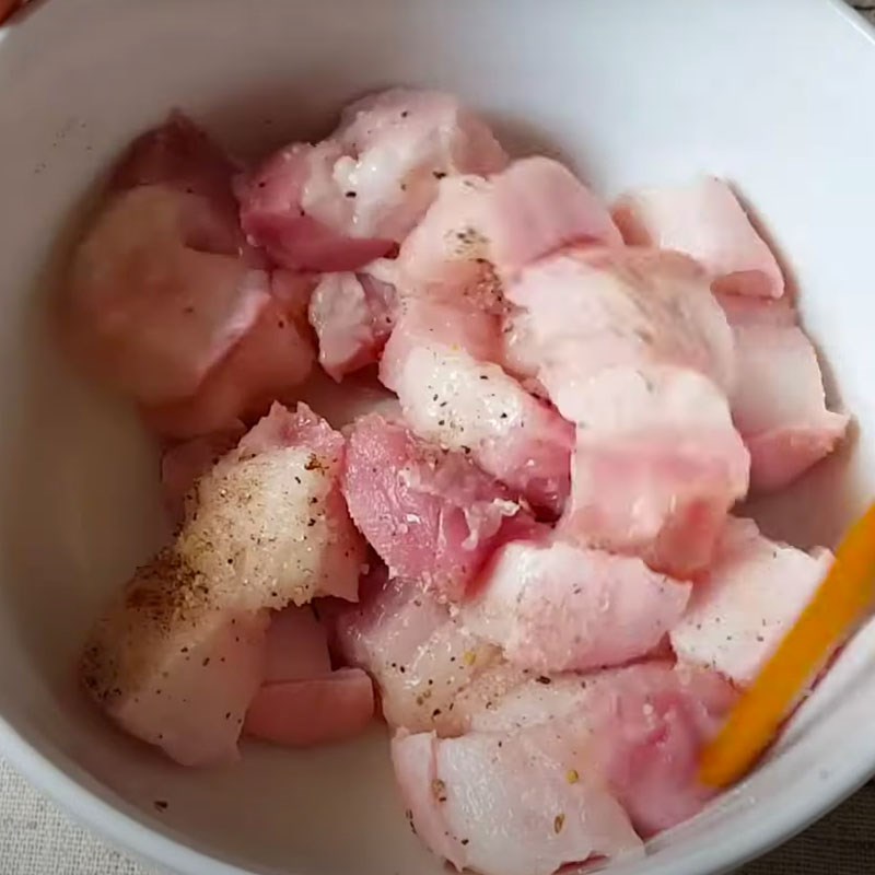 Bước 2 Ướp cá và thịt Cá lóc kho thịt ba rọi nước dừa