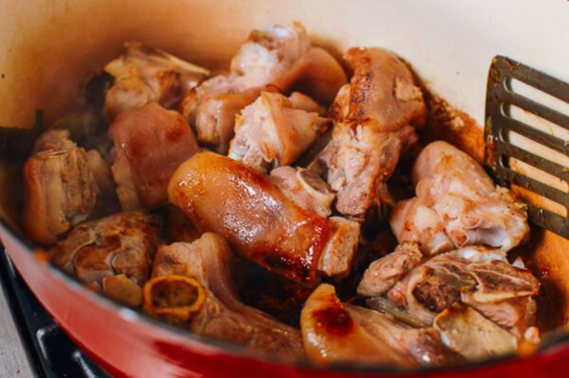 Nấu chân giò heo