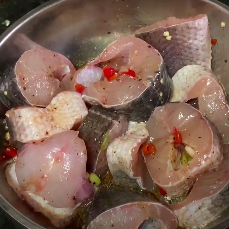 Bước 1 Sơ chế và ướp cá Cá lóc kho thịt ba rọi