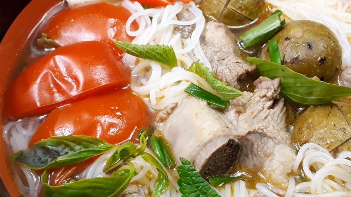 Bún sườn nấu sấu