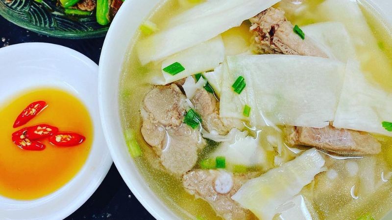 Canh xương cổ heo nấu măng tươi Canh xương cổ heo nấu măng tươi