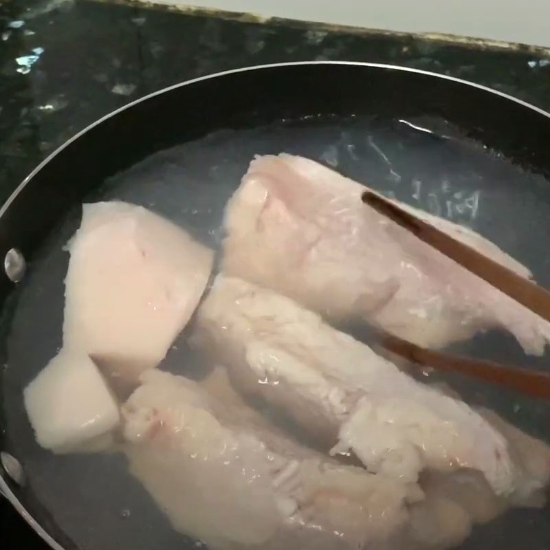 Bước 2 Sơ chế và luộc thịt Cá lóc kho thịt ba rọi